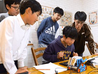 タミヤロボットスクールのメリット2

コミュニケーション力も育つ